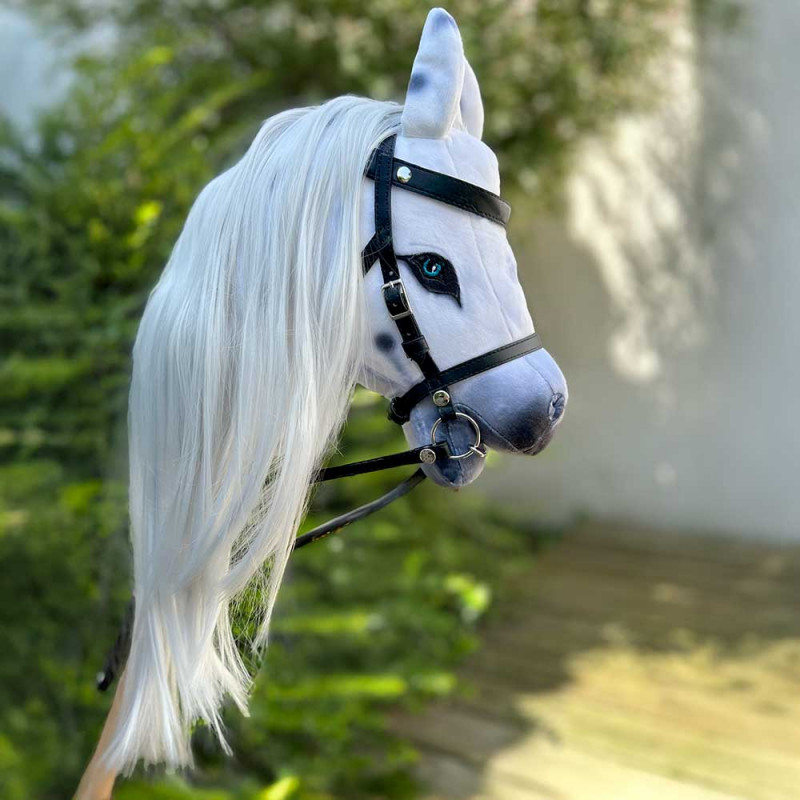 Hobby Horse Domino – Cheval bâton réaliste blanc et noir avec crinière douce Hobby Horse Domino – Cheval bâton réaliste blanc et noir avec crinière douce