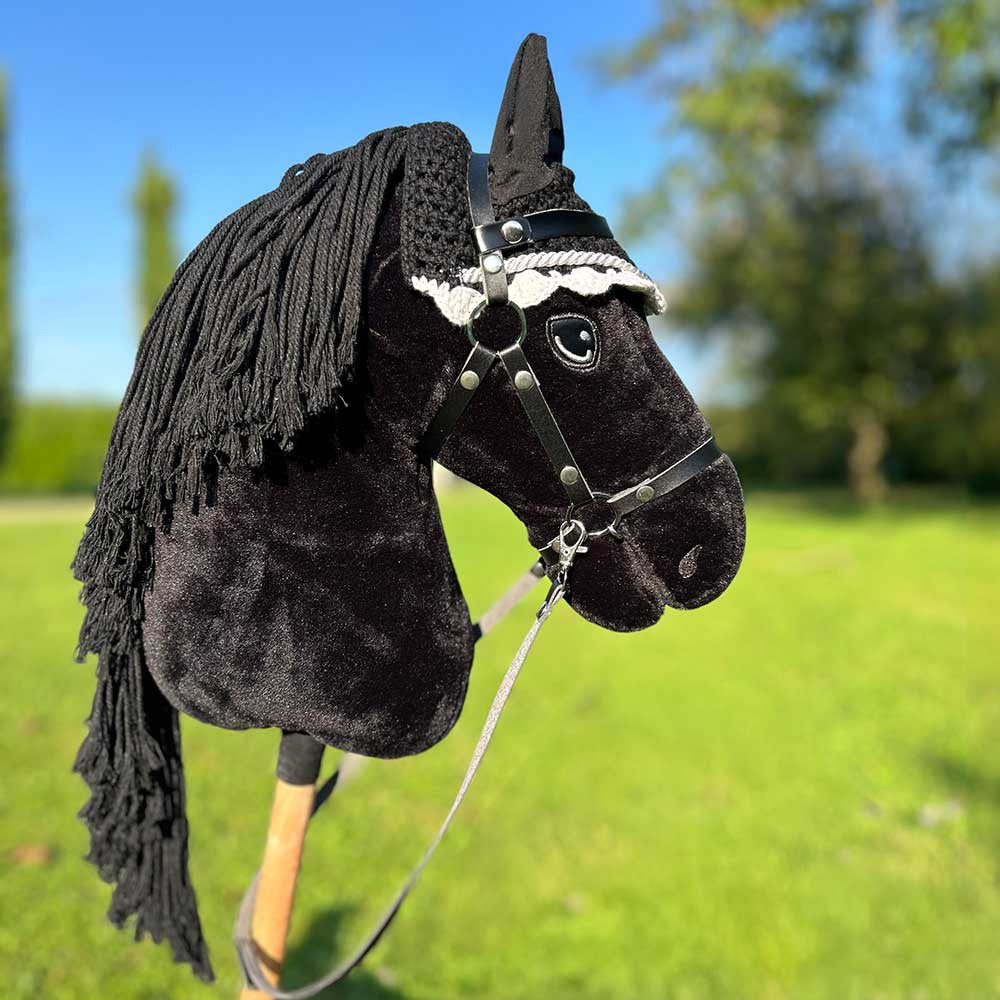 Bonnet noir hobby horse