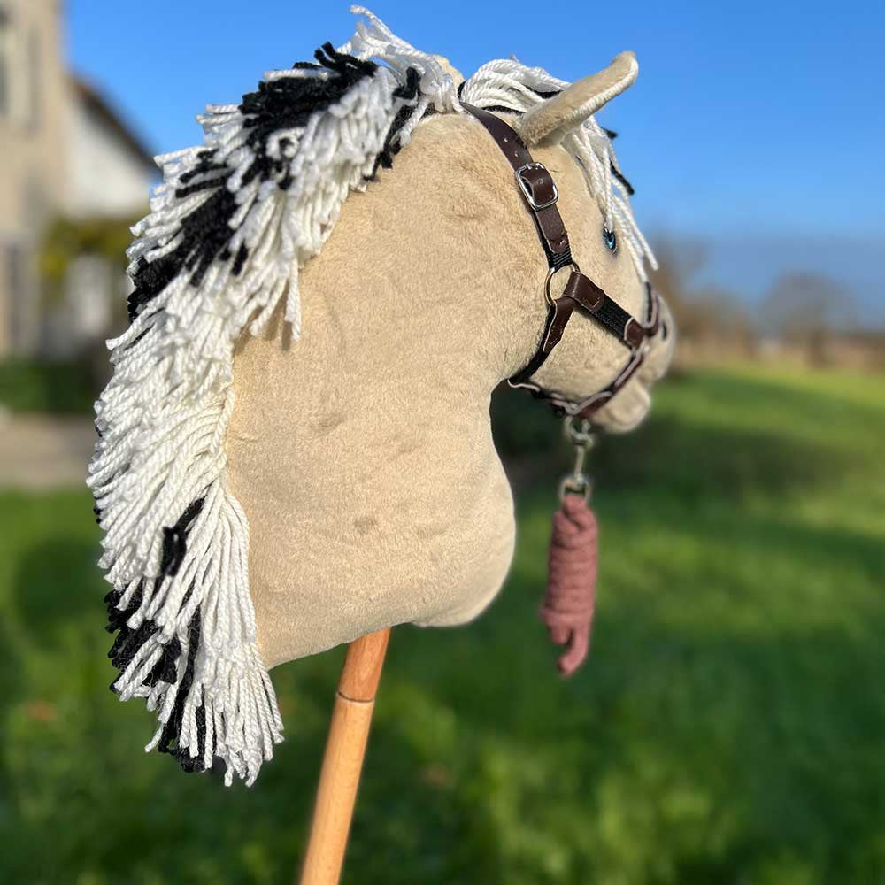 Hobby Horse Iska avec licol, bonnet et queue amovible