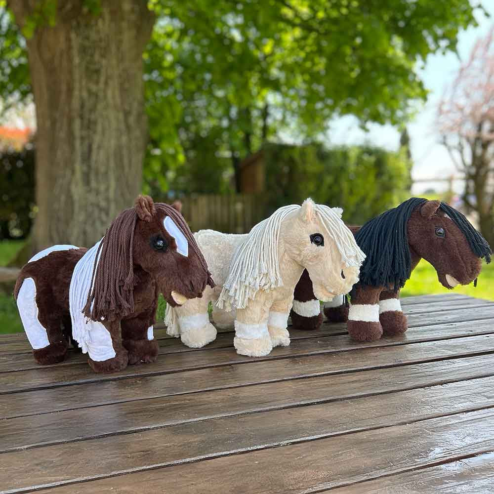 Cheval poney en peluche Pie bai - HKM
