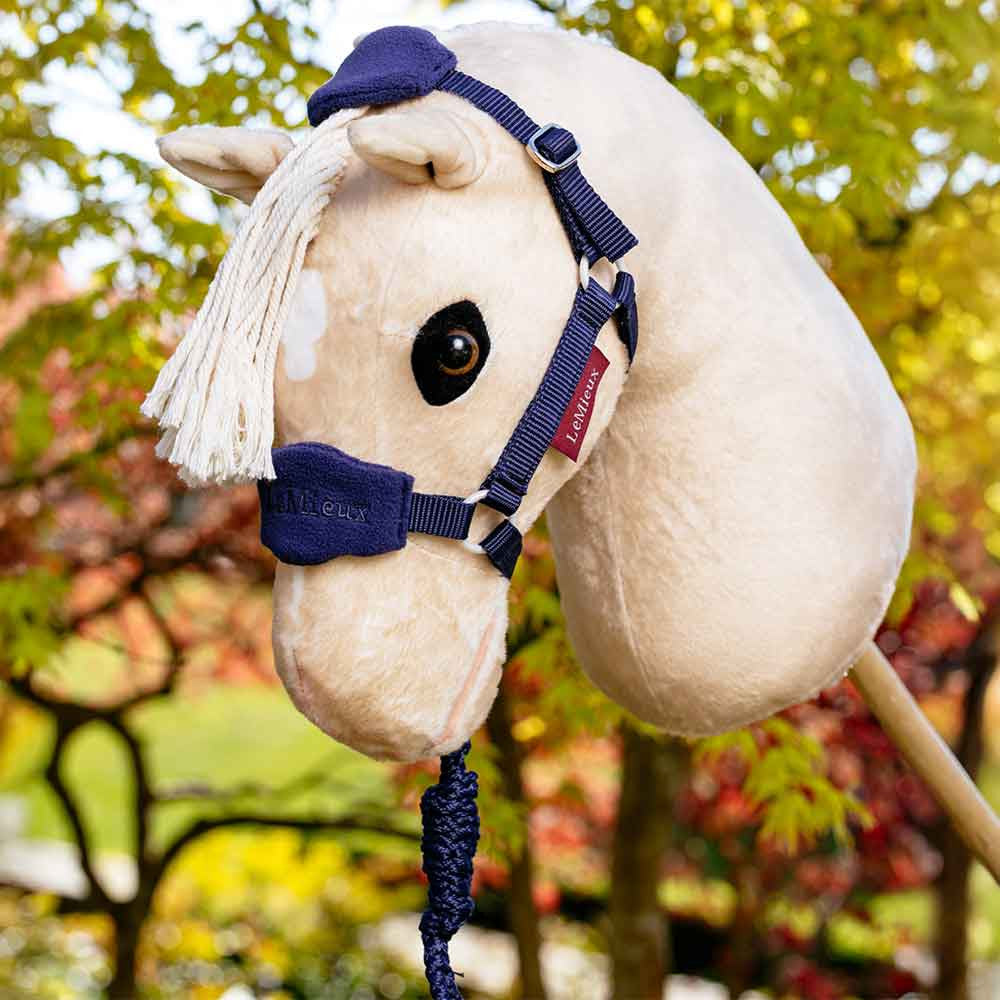 LeMieux Mini Jouet Pony Vogue - Licol Bleu Encre Pour Poney Miniature, Avec Muserolle Polaire, Sangle Réglable Et Laisse Assortie LeMieux Mini Jouet Pony Vogue - Licol Bleu Encre Pour Poney Miniature, Avec Muserolle Polaire, Sangle Réglable Et Laisse Assortie