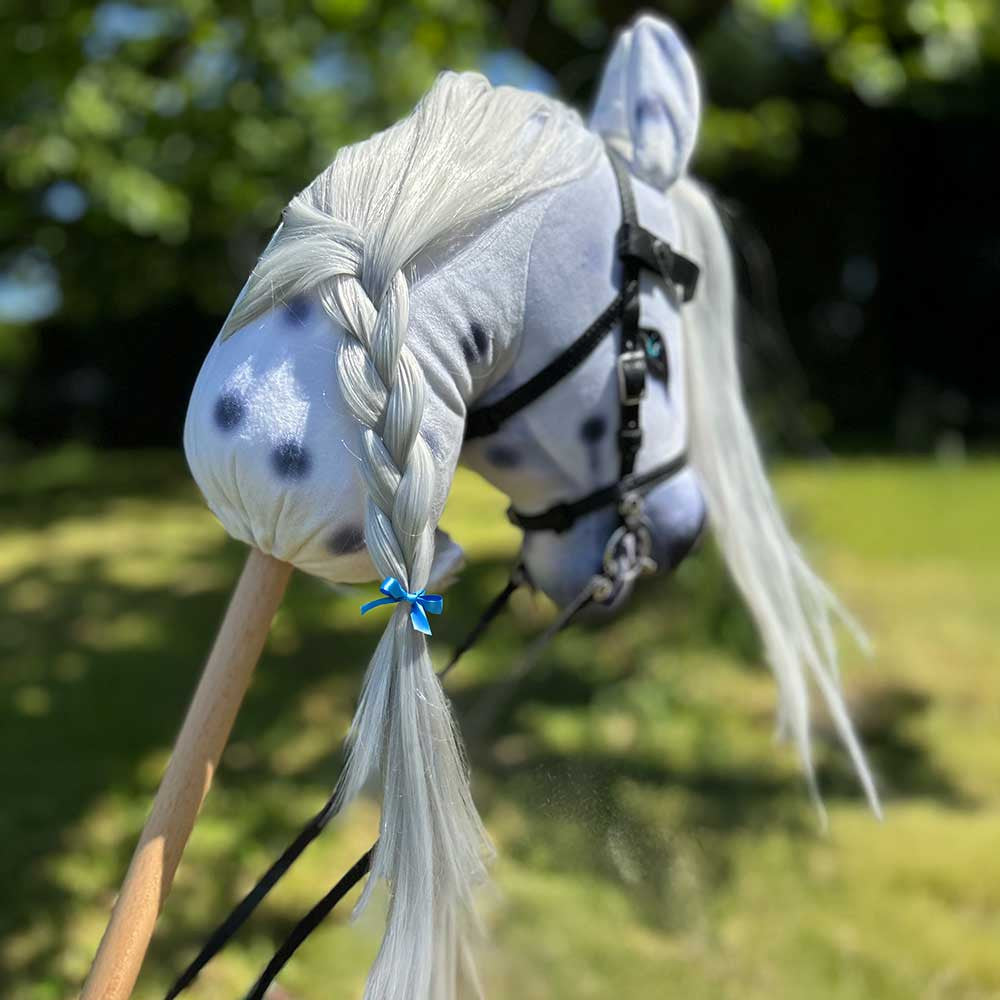 Hobby Horse Domino – Cheval bâton réaliste blanc et noir avec crinière douce