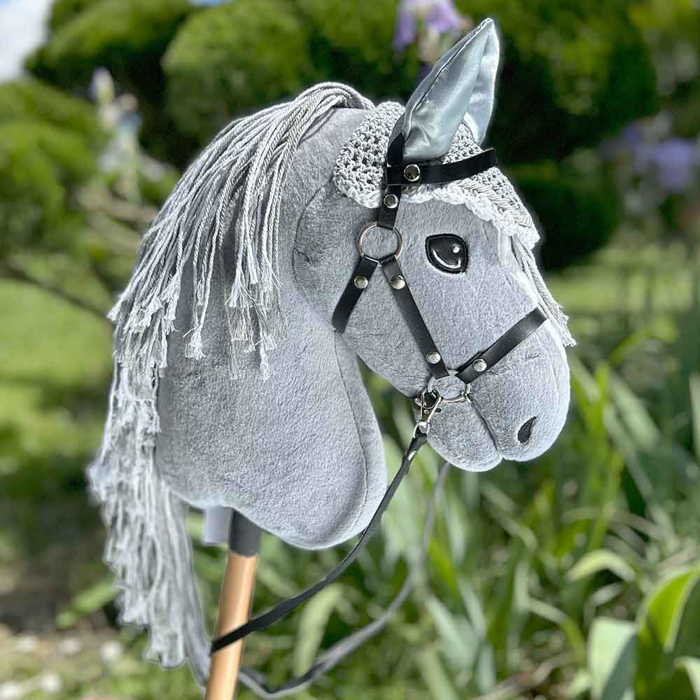 Hobby Horse A3 Gris avec Filet, rênes, mors, bonnet et licol Gris - Silver Moon