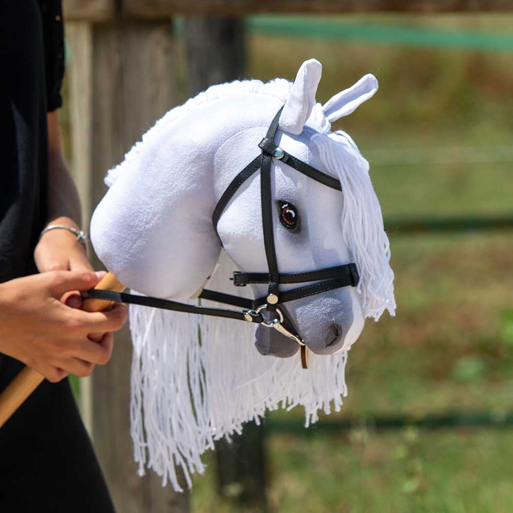 Hobby Horse Sissi, jument bâton grise A4 avec crinière blanche, filet, mors et rênes