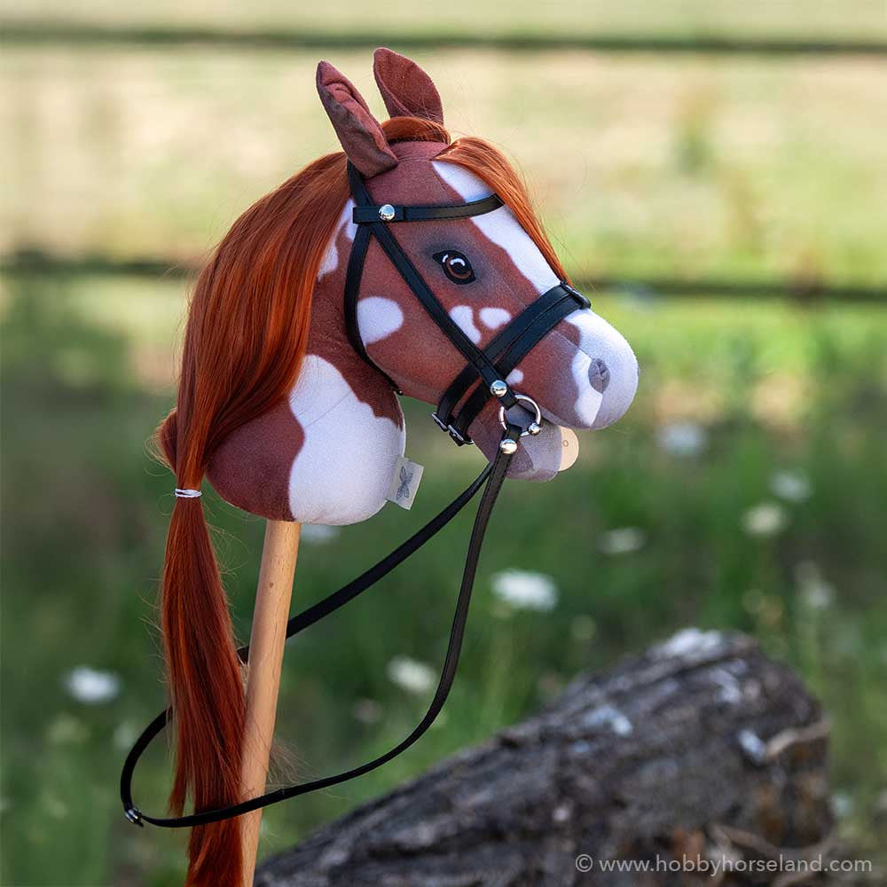 Hobby Horse – Cheval bâton pie alezan A4 avec crinière souple et filet– Jouet équitation