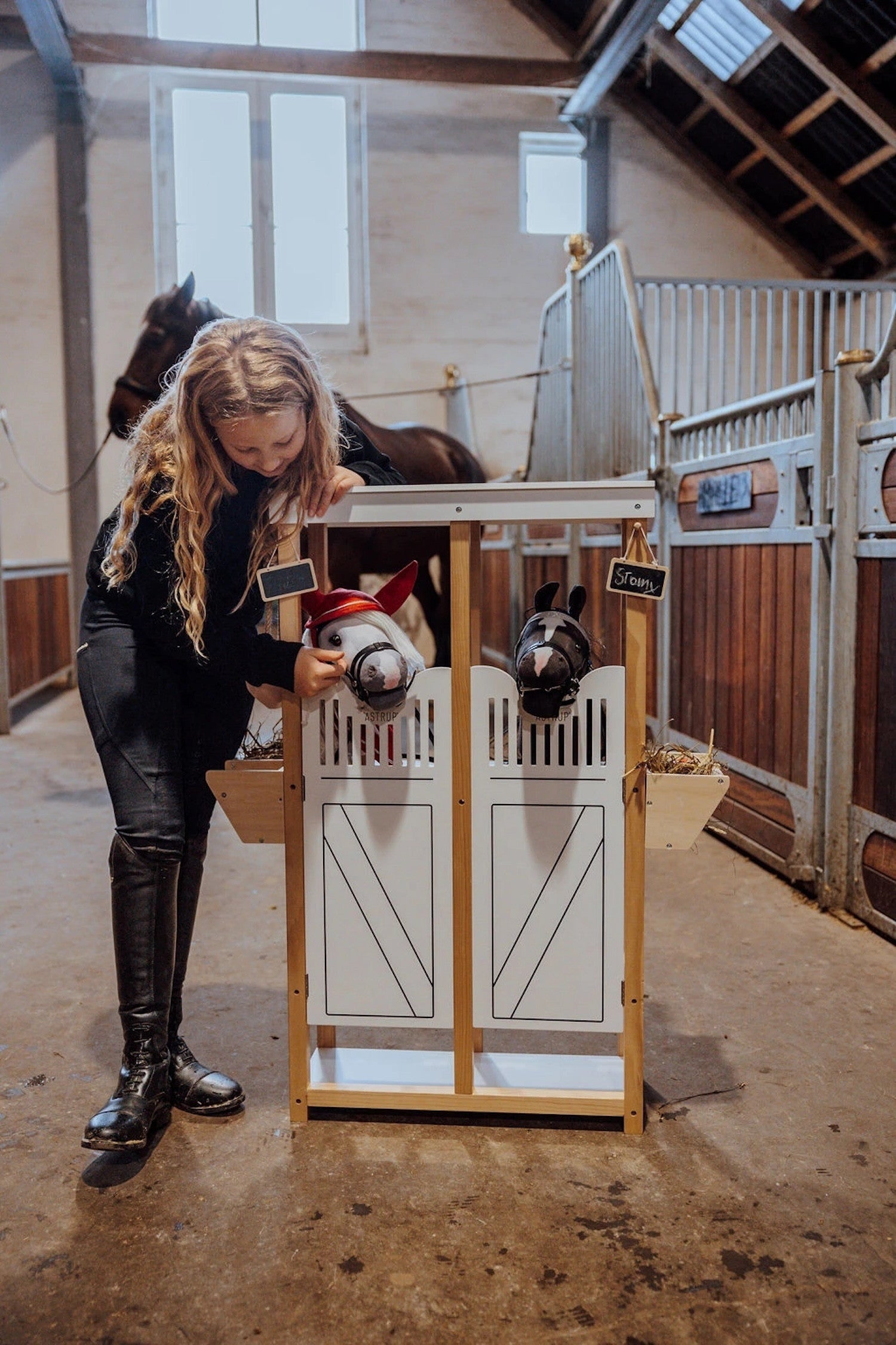 Show set red By Astrup